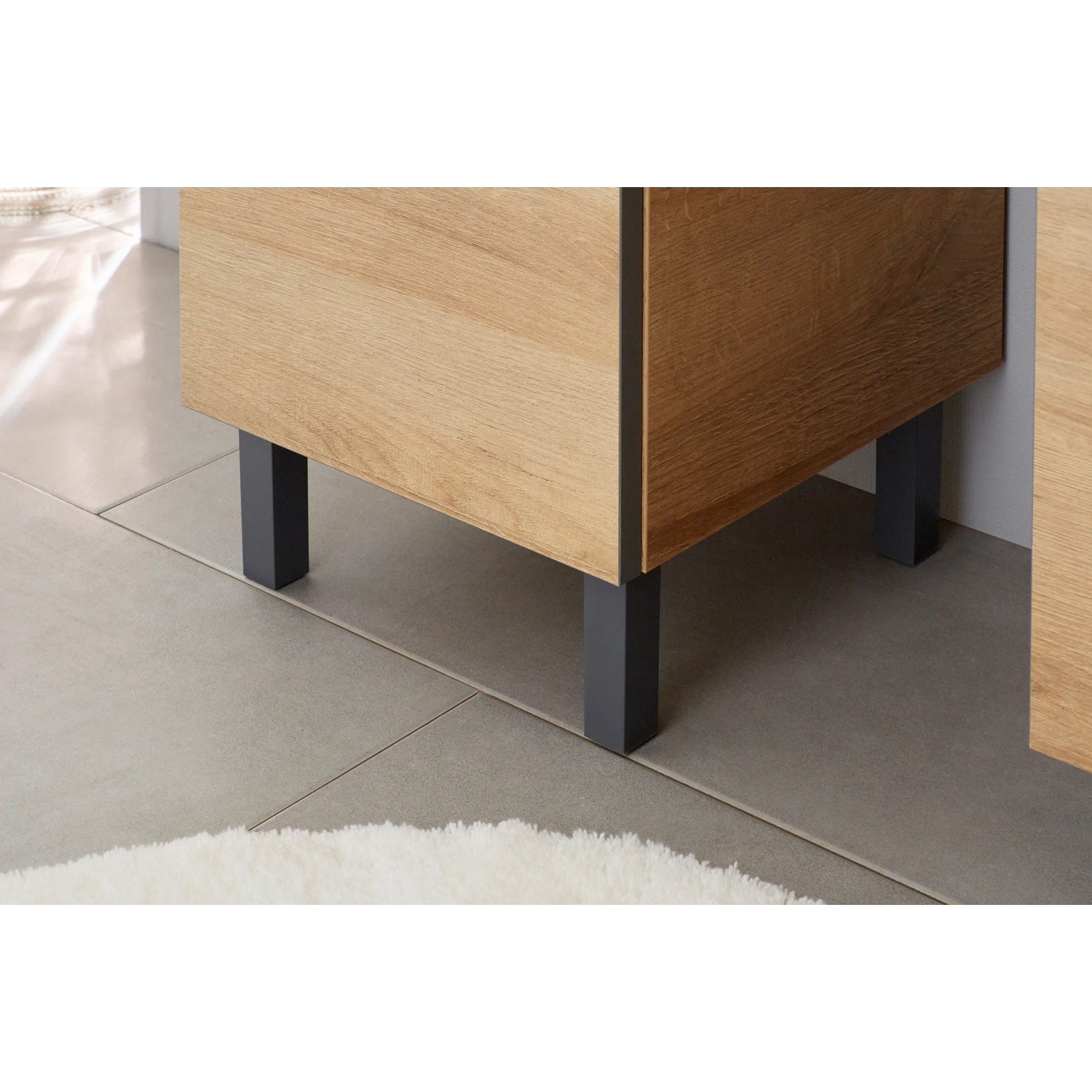 Detailaufnahme: Pelipal Bad-Hochschrank Quickset 919 in Riviera Eiche, 30 cm breit, mit schwarzen Füßen.