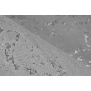 Detailansicht: Moderner Kurzflor Teppich in Taupe-Silber (160x230 cm) mit glänzendem Muster.