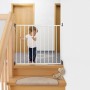 Weißes Schraubgitter Simple-Lock sichert Treppe; Kind steht davor. Türschutzgitter für Kinder.