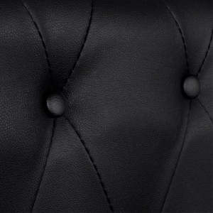 Detailaufnahme: Schwarzes Chesterfield Sofa mit Knopfheftung aus Kunstleder.