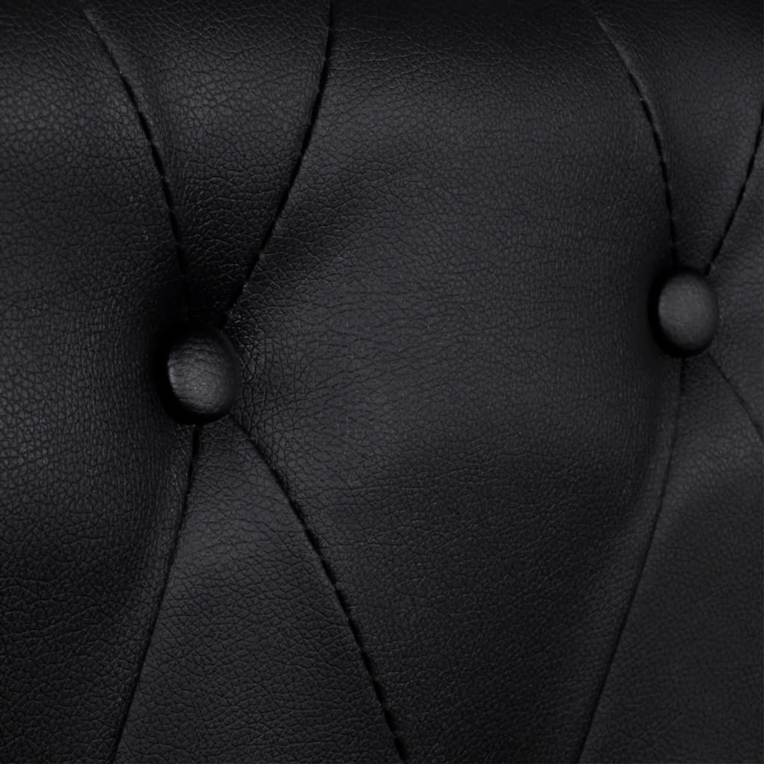 Detailaufnahme: Schwarzes Chesterfield Sofa mit Knopfheftung aus Kunstleder.