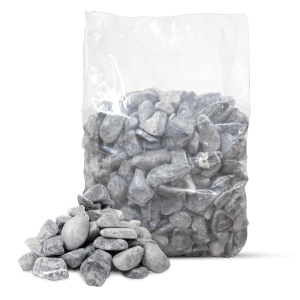 Galamio Zierkies Grau 20kg in transparenter Tüte, daneben lose Natursteine. Ideal für Garten & Gestaltung.