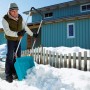 Mann schiebt Schnee mit der Gardena Schneewanne 70 cm. Ideal für größere Flächen.