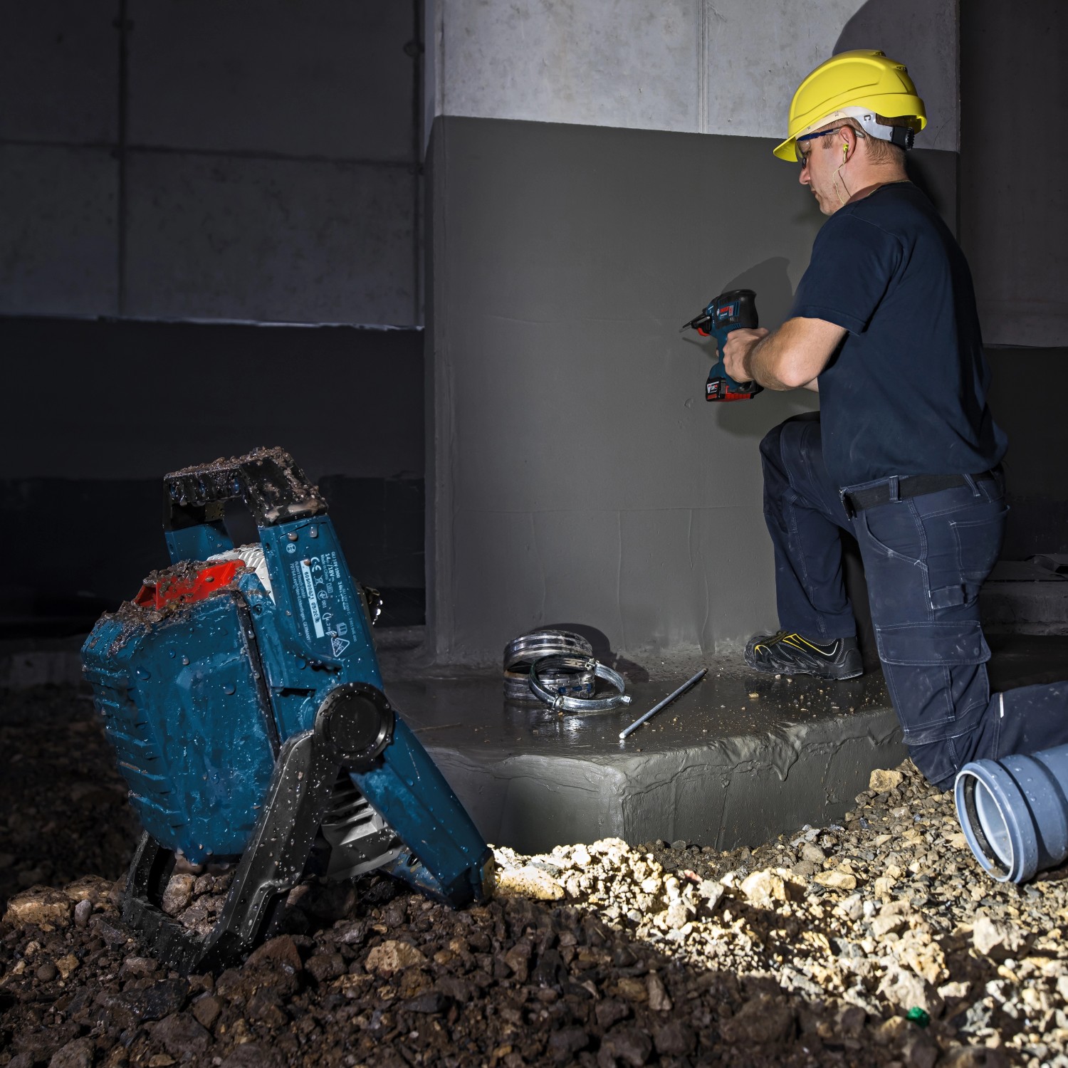 Bosch Professional Akku-Lampe GLI 18V-2200 C im Einsatz auf der Baustelle.