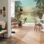 Komar Vlies Fototapete Lac Tropical (400x270 cm) im Wohnraum mit tropischem See-Motiv.