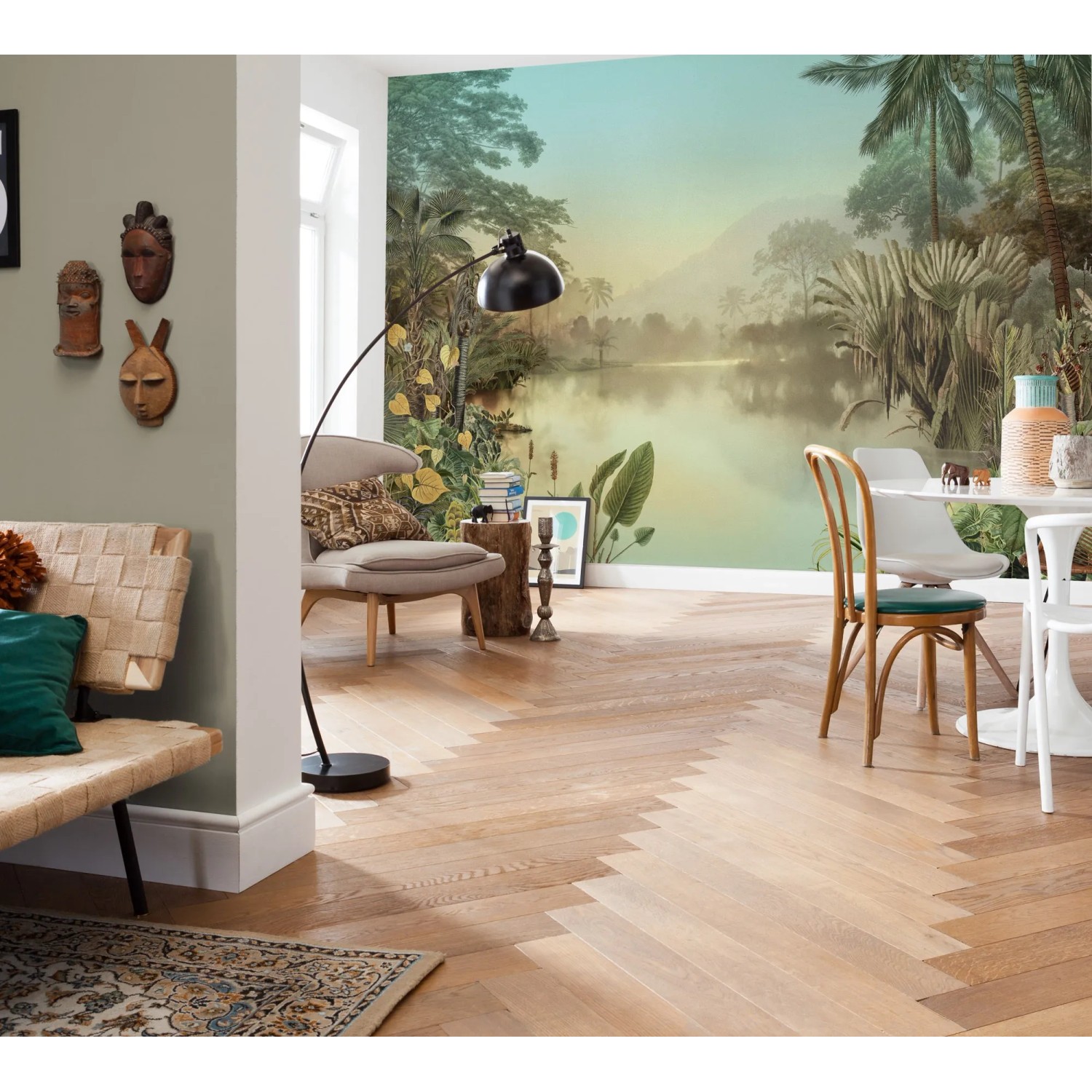 Komar Vlies Fototapete Lac Tropical (400x270 cm) im Wohnraum mit tropischem See-Motiv.