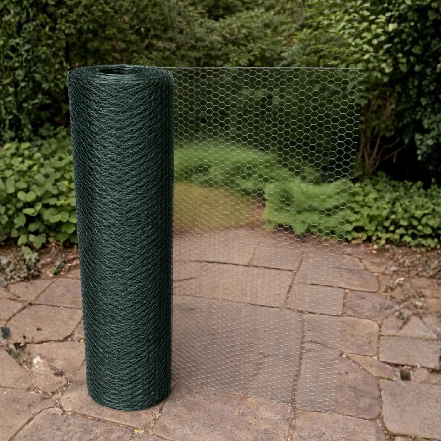 Grüner PROREGAL Maschendrahtzaun (0,5x5m) mit Sechseckgeflecht, ideal als Kaninchendraht oder Hühnerdraht.