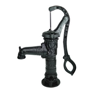 Schwarze TRUTZHOLM Schwengelpumpe im Antik-Design für Gartenbewässerung.