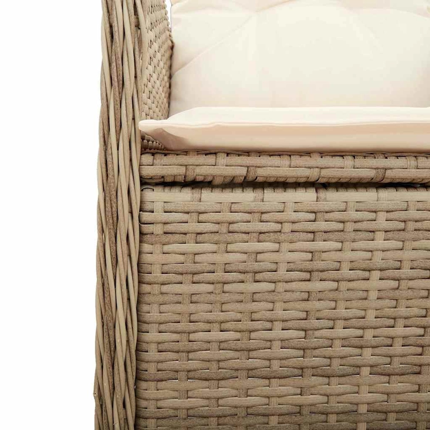 Detailansicht: Beige Poly Rattan Gartenstuhl mit cremefarbenen Kissen aus dem 7-tlg. Bistro-Set.