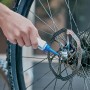 Anwendung von Kugellagerfett (50g Tube) auf ein Fahrrad-Kugellager.