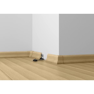 System 8 Sockelleiste in Buche Optik, 2500 mm lang, montiert an einer Wand.