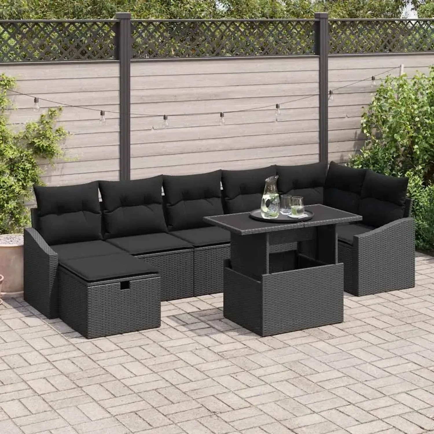 Schwarzes 8-teiliges vidaXL Garten-Sofa-Set aus Poly Rattan mit Tisch und Kissen.