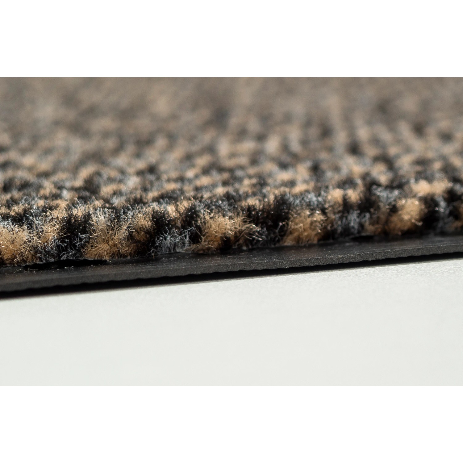 Nahaufnahme: OBI Sauberlaufmatte, meliert braun, 40x60 cm, mit rutschfester PVC-Unterseite.