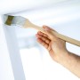 LUX Eckenpinsel 35mm im Einsatz: Hand streicht Ecke mit Dispersionsfarbe. Ideal für schwer zugängliche Stellen.