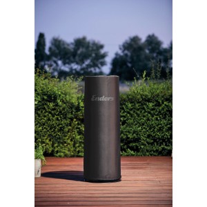 Schwarze Enders Wetterschutzhülle für Terrassenheizer Polo 2.0 auf Holzterrasse.