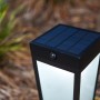 Moderne, mattschwarze Lutec LED Solar Wegeleuchte Dias mit Solarpanel und Lichtsensor.