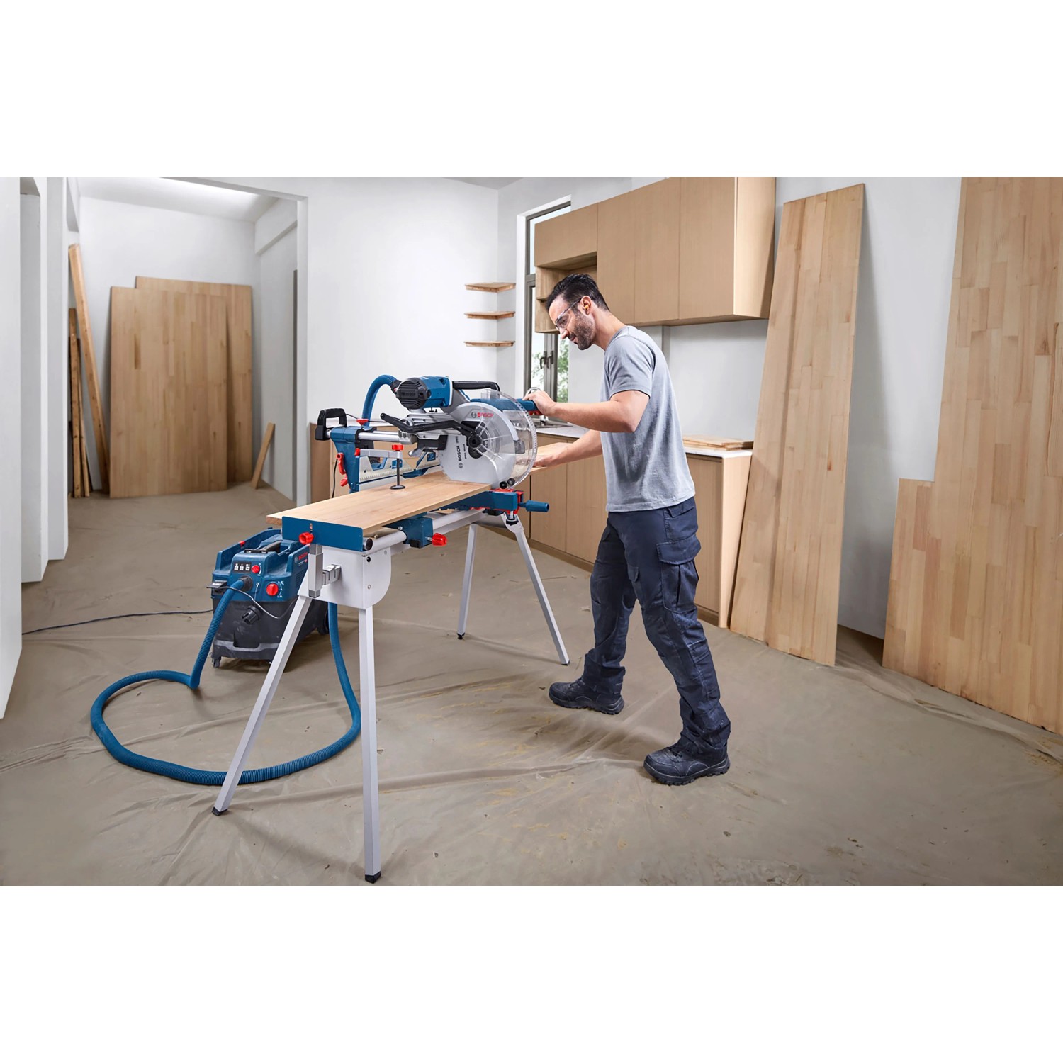 Mann nutzt Bosch Professional Kapp- und Gehrungssäge GCM 340-305 D zum präzisen Schneiden von Holz auf einer Werkbank.