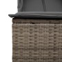 Detailaufnahme: Graue Doppel-Sonnenliege aus Rattan mit Dach und Kissen.