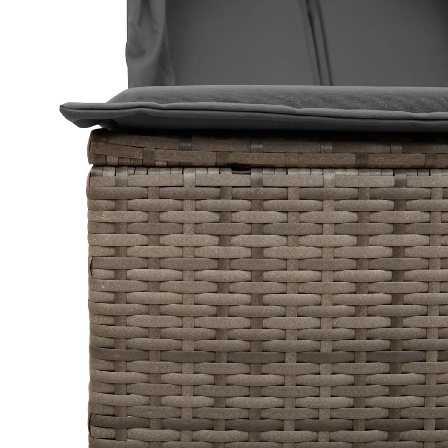 Detailaufnahme: Graue Doppel-Sonnenliege aus Rattan mit Dach und Kissen.