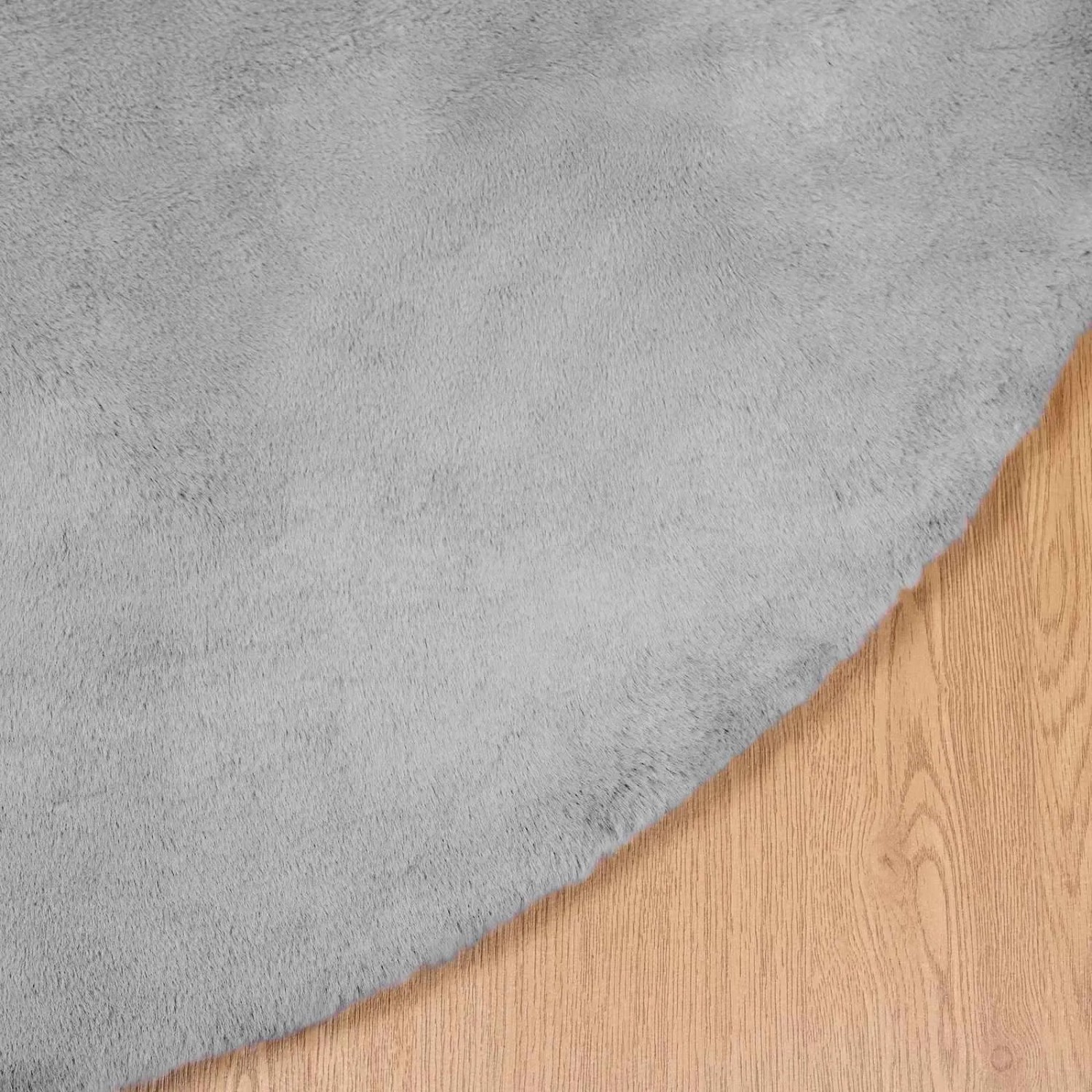 Grauer, runder Kunstfellteppich (Ø 120 cm) der Marke vidaXL auf Holzboden.