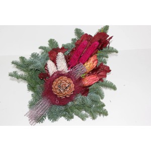 Grabstrauß Nobilis Erika, ca. 60 cm, mit Brombeere-Akzenten und Tannenzweigen. Dekoratives Grabgesteck.