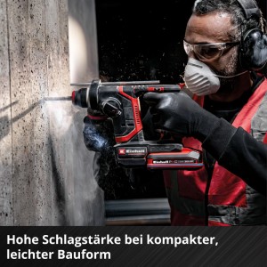 Einhell Akku-Bohrhammer TP-HD 18/17-C Li BL Solo bohrt kraftvoll in Betonwand. Nutzer mit Schutzbrille, Maske, Gehörschutz.