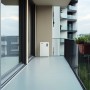 Haier Energiespeicher Gloria HPS-2.5-800 auf Balkon, All-In-One Lösung für Balkonkraftwerke.
