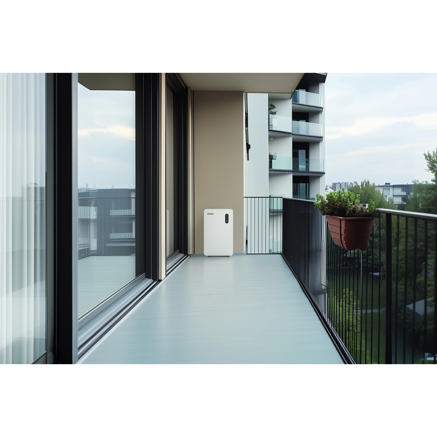 Haier Energiespeicher Gloria HPS-2.5-800 auf Balkon, All-In-One Lösung für Balkonkraftwerke.