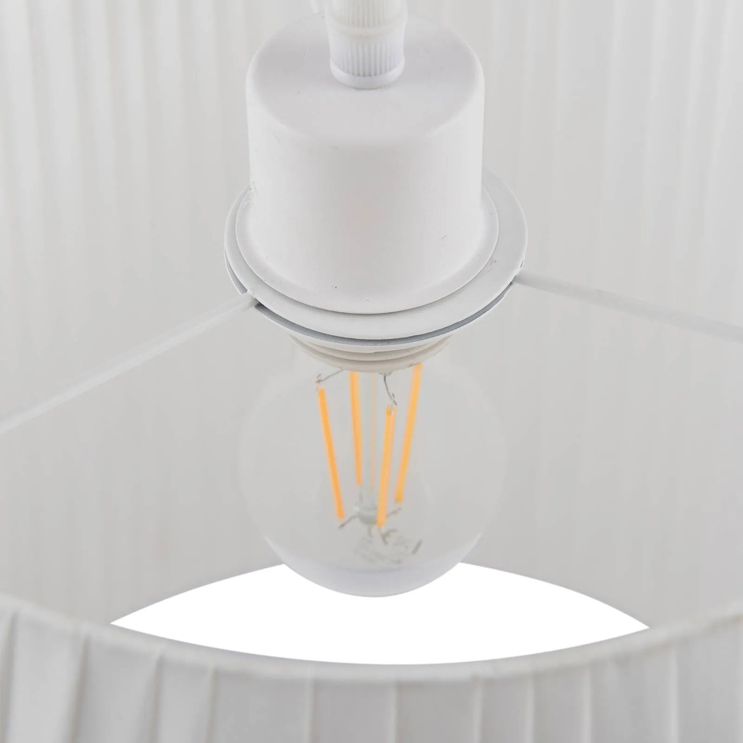 Weiße Lindby Vitore Pendelleuchte aus Textil. Innenansicht mit E27 Fassung und klarem LED-Leuchtmittel.