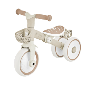 Taupefarbenes Globber Learning Trike 2in1 Plus Kinderfahrzeug als Dreirad mit Korb und höhenverstellbarem Sattel.