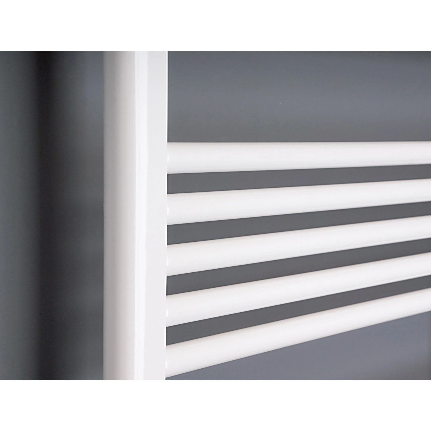 Detailaufnahme: Weißer Ximax Badheizkörper Hektor, 1616x600 mm, 904 Watt.