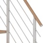 Detailansicht: Dolle Mittelholmtreppe Frankfurt Buche, weiße Holme, Edelstahlgeländer.