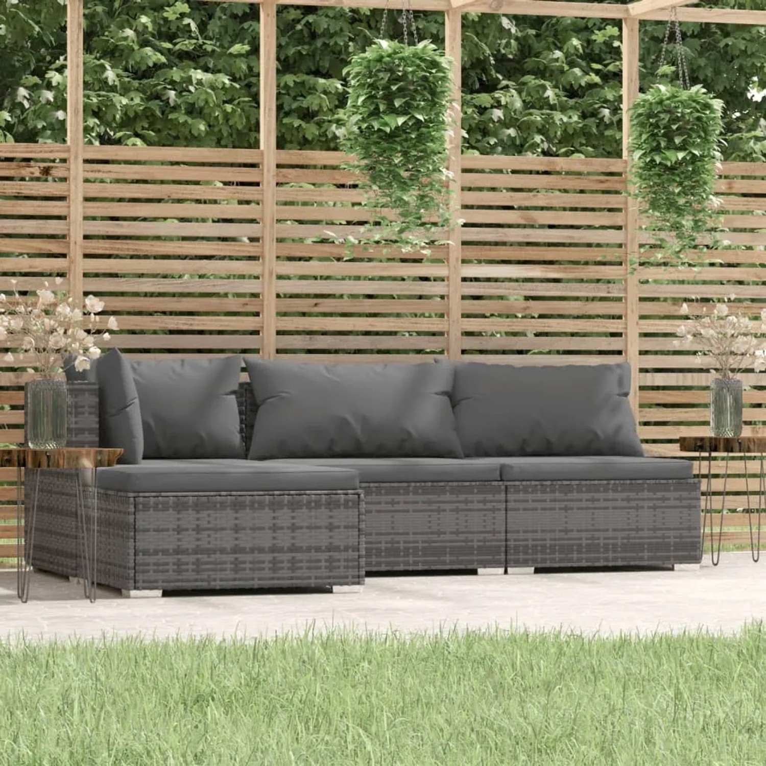 Graues 4-tlg. Garten Lounge Set aus Polyrattan mit anthrazitfarbenen Kissen.
