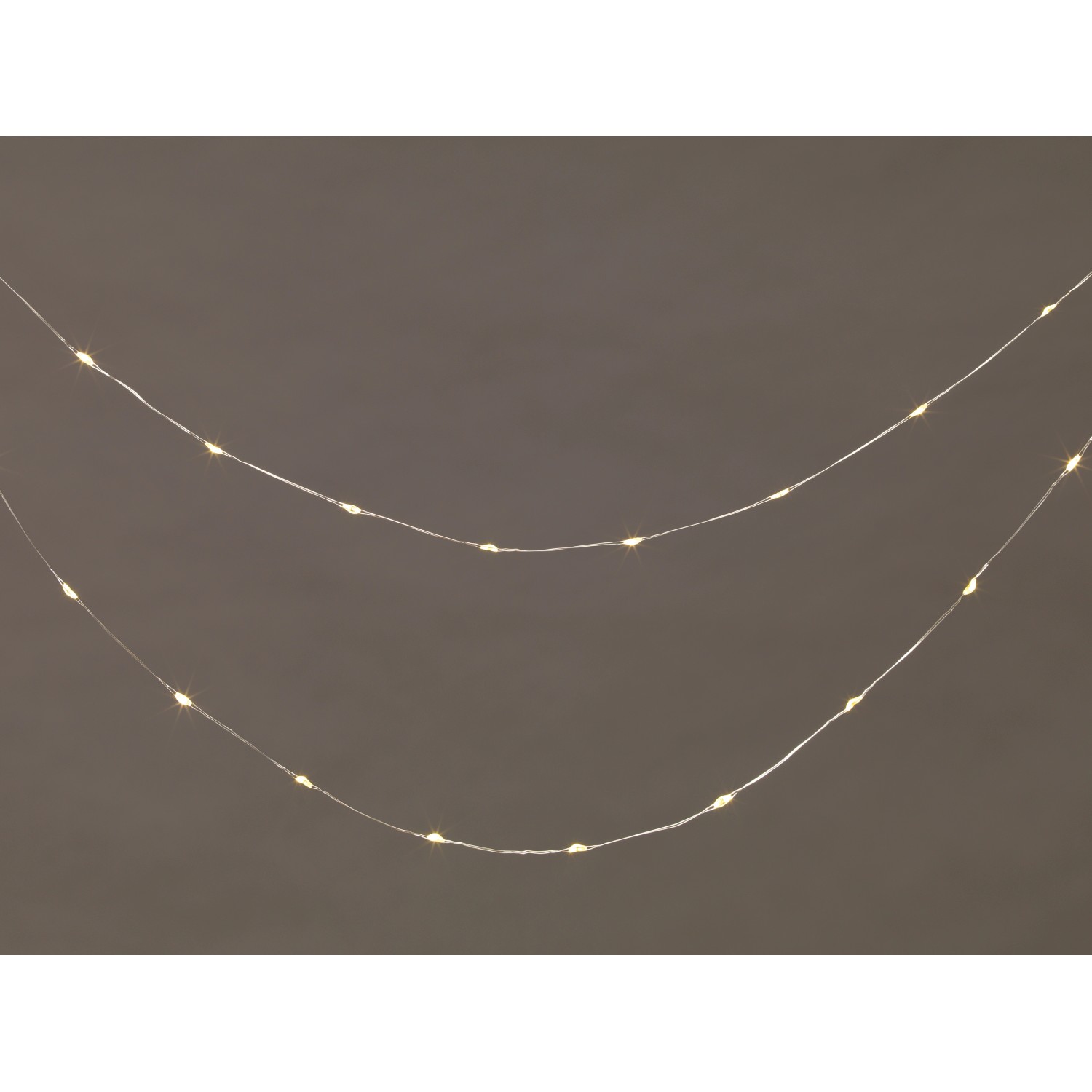 LED-Drahtlichterkette mit 320 warmweißen LEDs und silbernem Kabel, 35 m lang.