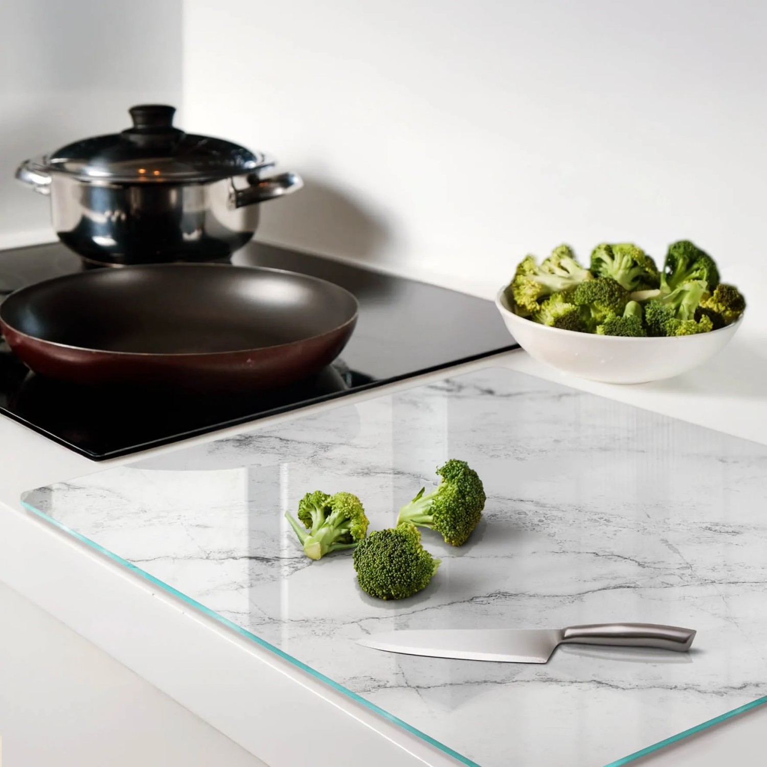 Tulup Herdabdeckplatte aus Glas mit Marmor-Design, als Schneidebrett und Spritzschutz verwendbar.