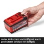 Einhell Power X-Change Akku (18 V, 4-6 Ah) in rotem Gehäuse wird von einer Hand gehalten.