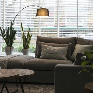 Moderne, schwarze Bogenlampe Arc Basic von QAZQA mit Stoffschirm im Wohnzimmer.