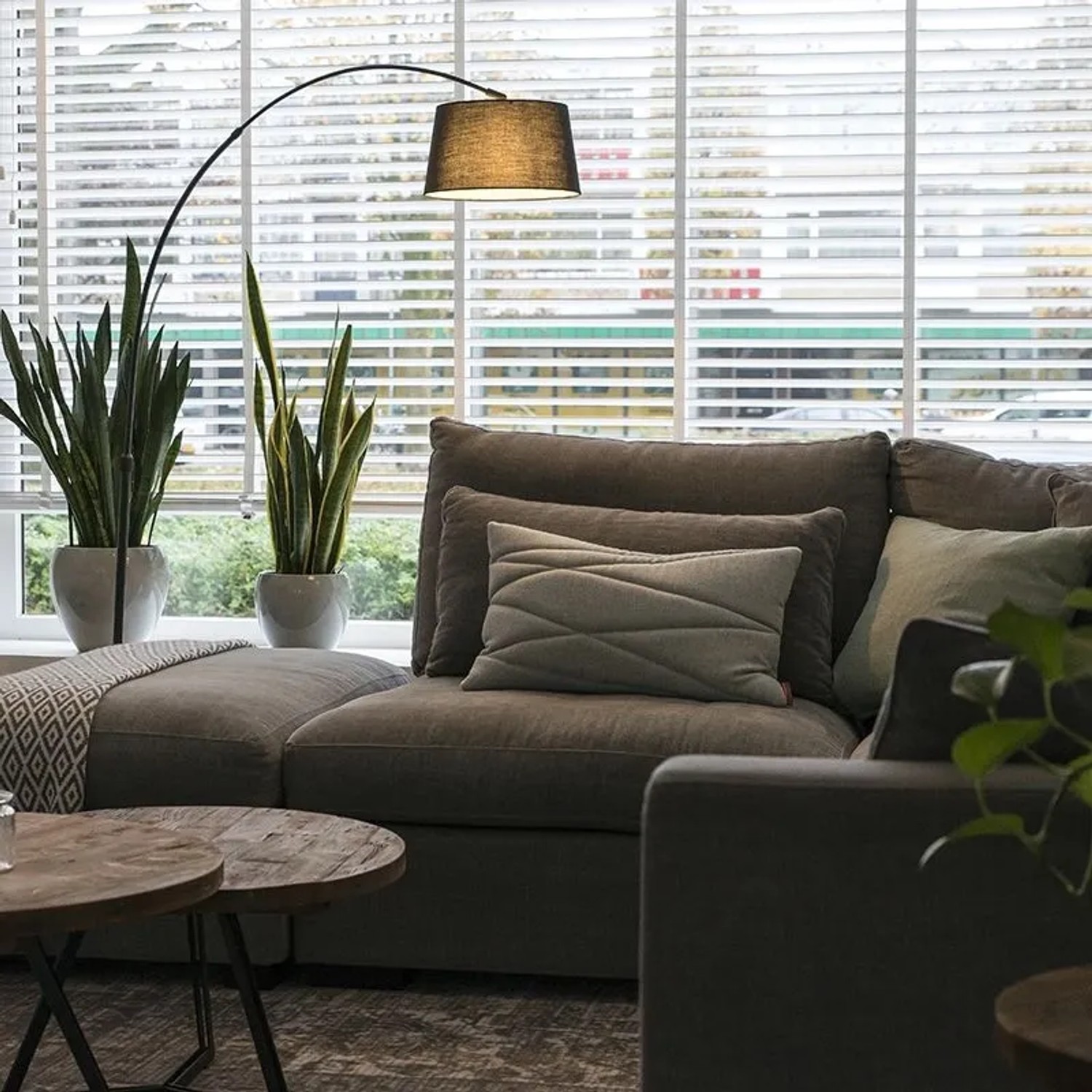 Moderne, schwarze Bogenlampe Arc Basic von QAZQA mit Stoffschirm im Wohnzimmer.