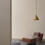 ELLE DECORATION by Crown Wandfarbe No. 527, matte, in Wohnraum-Szene mit Sessel und Lampe.