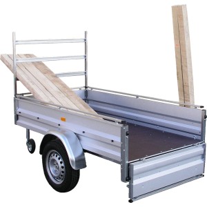 Stema Leitergestell am Autoanhänger für langen Transport von Holz.