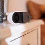 Abus Innen-Kamera PPIC31020 auf Nachttisch, mit All-Off-Klappe für Privatsphäre.