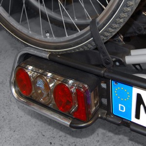 Eufab Anhänger-Rücklicht-Set links mit Rauchglas, montiert am Fahrradträger.