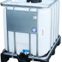 IBC Tank 600 l auf Kunststoffpalette, ideal zur Regenwassernutzung im Garten.