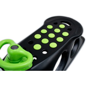 Detailaufnahme: Schwarzer KHW Snow Shuttle de Luxe Schlitten mit grünen Antirutschnoppen und Lenkrad.