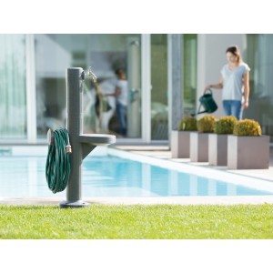 Arves Wasser-Zapfstelle Premium Black Granit mit Schlauchhalter und Wasserhahn im Garten.
