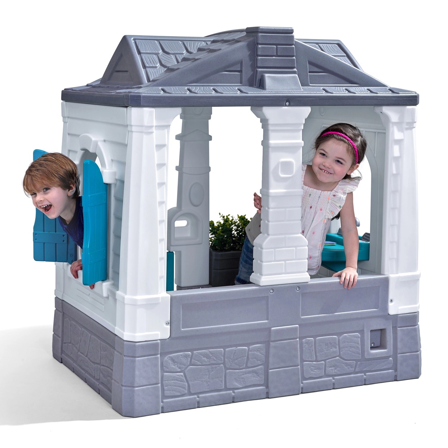 Step2 Spielhaus Neat & Tidy Cottage Homestyle Edition mit spielenden Kindern.