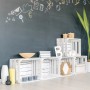 Dekorative Szene mit Antikweiß gestrichenen Möbeln und Kreidezeichnungen an der Wand.