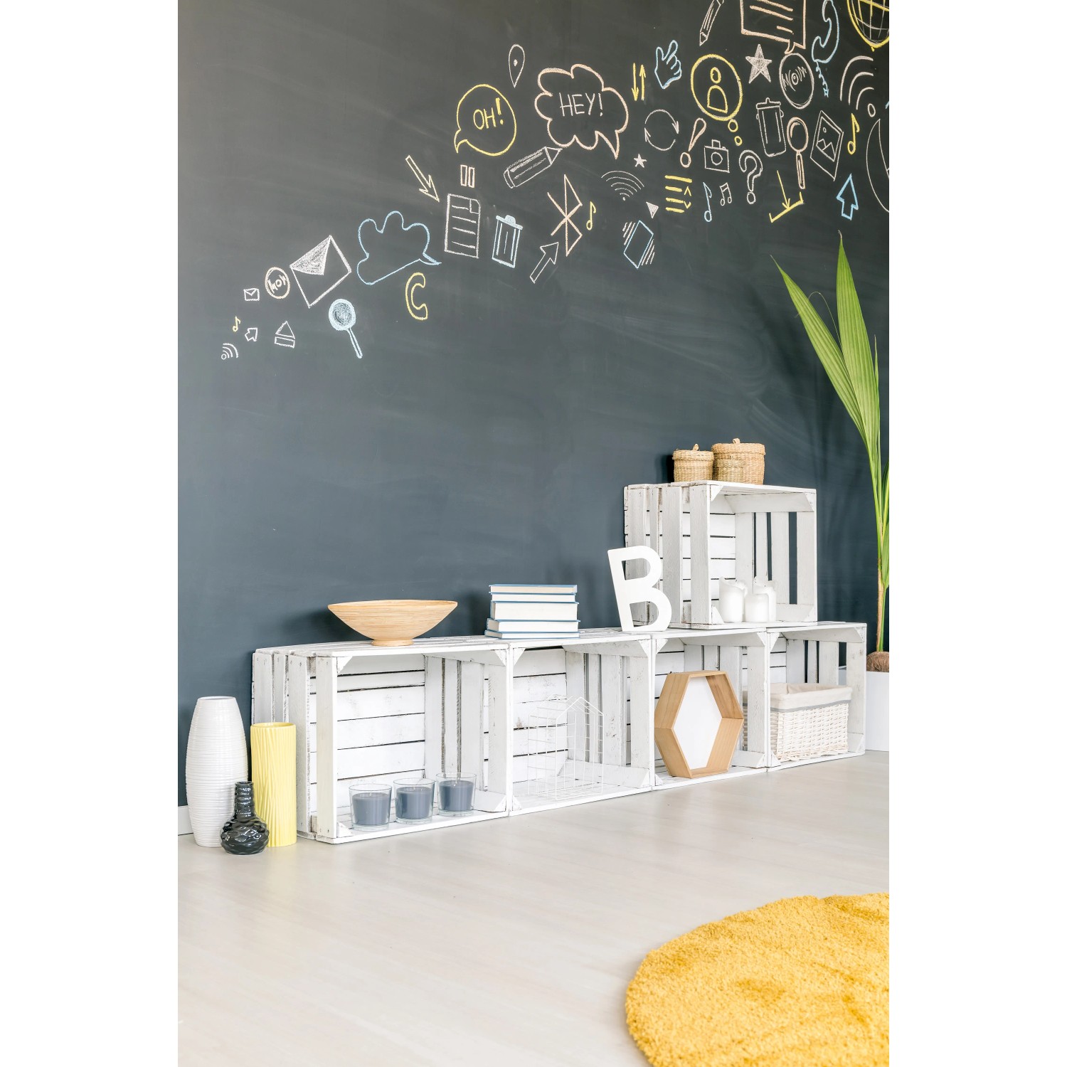 Dekorative Szene mit Antikweiß gestrichenen Möbeln und Kreidezeichnungen an der Wand.