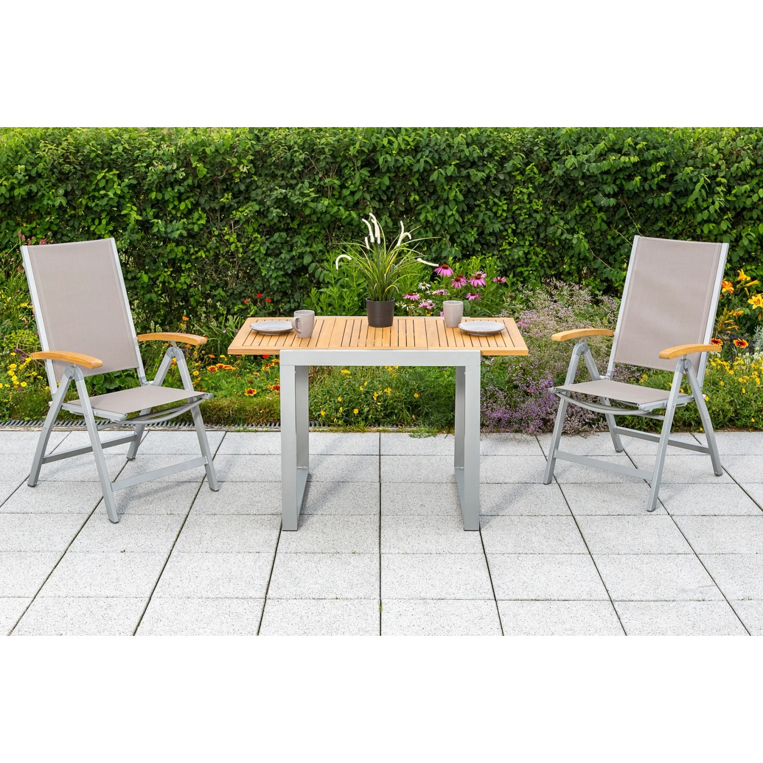 3-teiliges Gartenmöbel-Set Naxos in Grau mit Klappsesseln und Ausziehtisch aus Akazienholz.