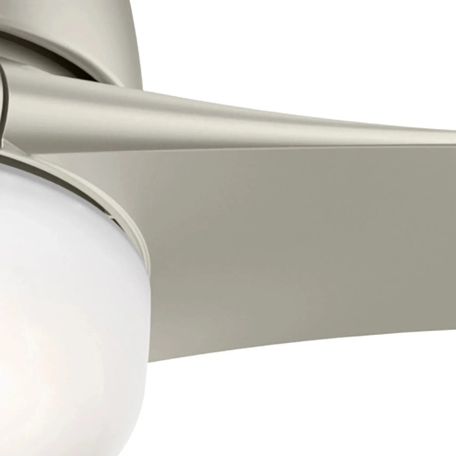 Detailaufnahme: HUNTER FANS Deckenventilator Harmony Nickel mit Opalglasleuchte.